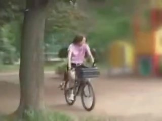 Japonais fille masturbated tandis que chevauchée une specially modified sexe bike!