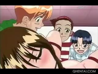 Trois hentaï garçons hardcore jouant leur étudiantes peu chatte