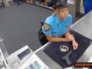 Mme police officier obtient son chatte baisée par pawnkeeper