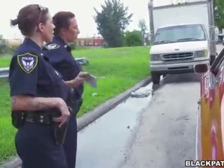 Samice cops vytiahnuť cez čierne suspect a sať jeho vták